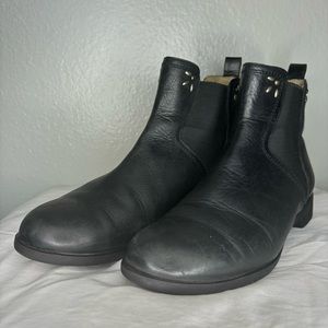 Olukai Women’s Kualona Black Leather Ankle Chelsea Boots with Studs Size 8.5